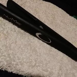 NuMe Megastar Straightener Black